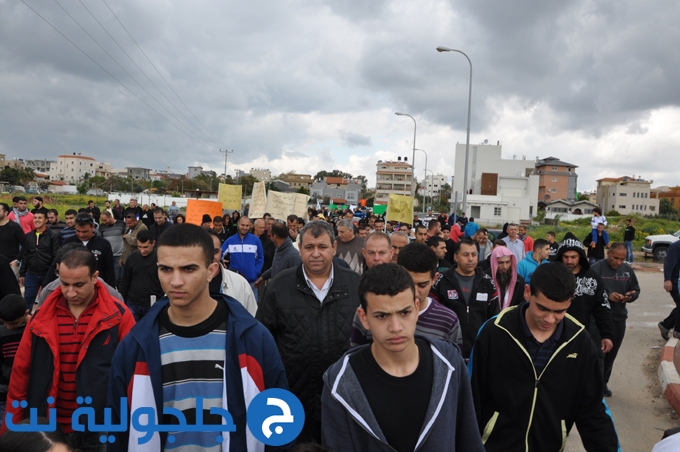 المئات من اهالي جلجولية يتظاهرون الأعمال الاجرامية التي نفذها المستوطنون في جلجولية